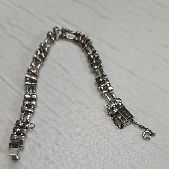 Elegant Silver Rhinestone Bracelet - Picture 5 of 7